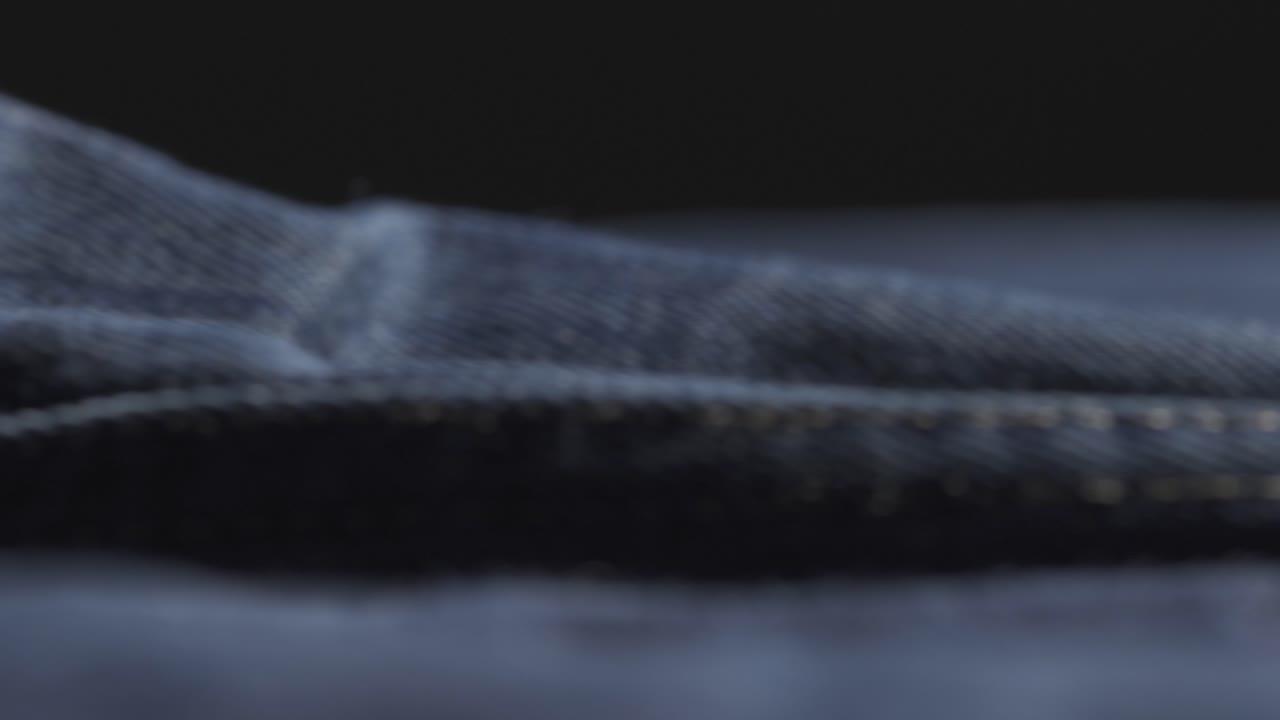 primer plano de telas de mezclilla en una fábrica de ropa de jeans