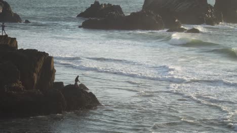 Hombre-Pescando-Por-La-Noche-A-Lo-Largo-De-La-Costa-Del-Pacífico-En-San-Francisco,-California