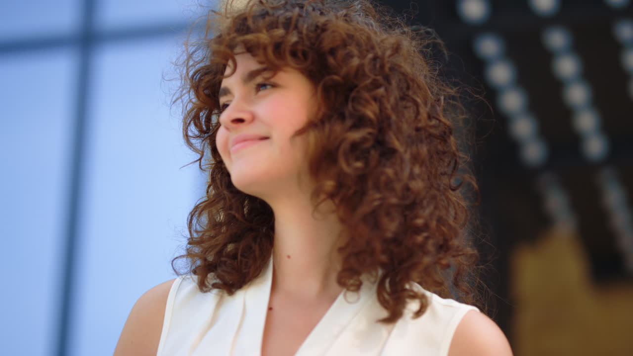 도시 거리에 서 있는 패션 모델. 야외를 둘러보는 아름다운 소녀.