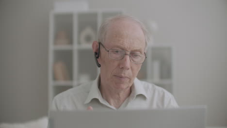 Retrato-De-Un-Jubilado-Está-Charlando-En-Línea-Mediante-Videollamada-En-Una-Computadora-Portátil,-Quédese-En-Casa-Durante-La-Pandemia-De-Coronavirus