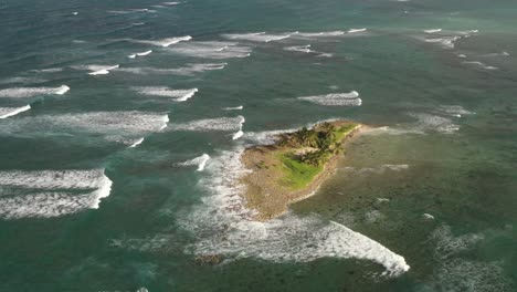 Olas-Rompiendo-En-Un-Islote-Desierto-Cerca-De-Las-Galeras,-Samana-En-República-Dominicana