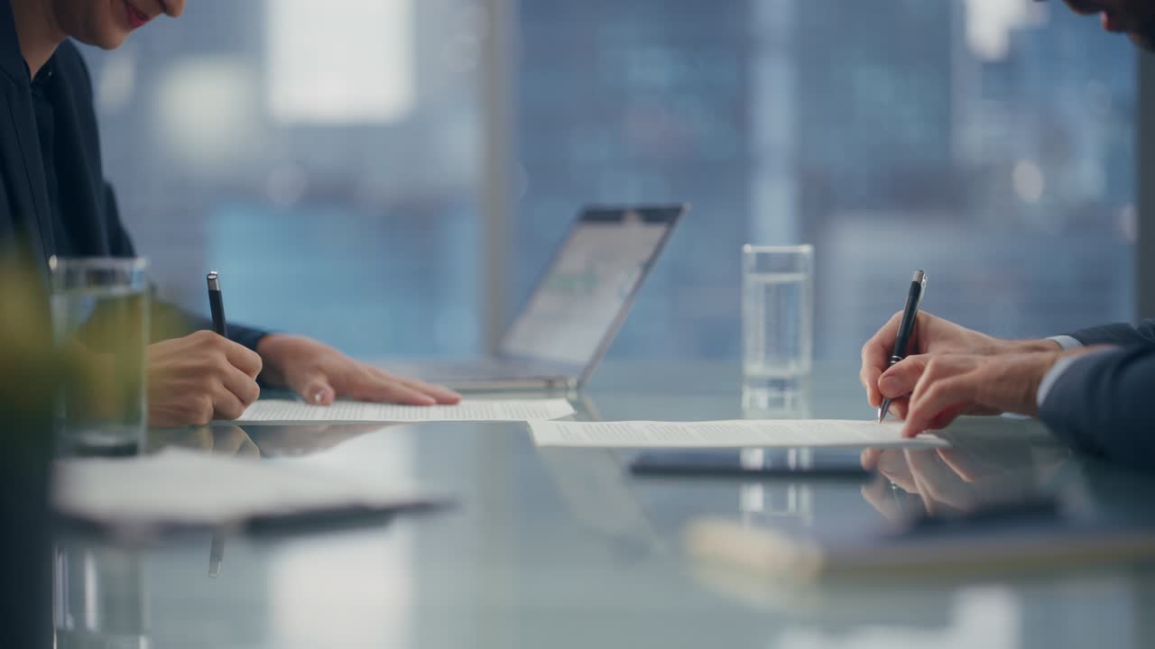 ビジネスパートナーの手を握り合って会議室のオフィスで成功した取引の文書に署名し握手します 企業のceoと投資マネージャーは収益的な金融機会で握手します