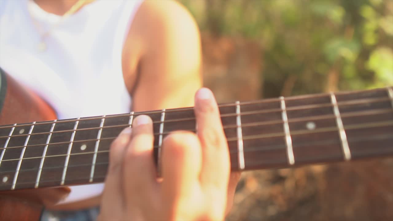 primer plano de la guitarra, niña tocando música