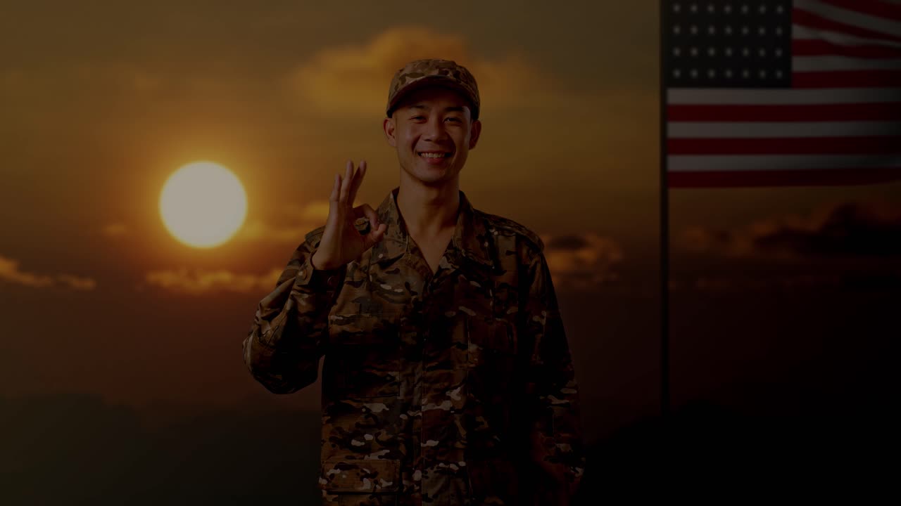 오케이 제스처로 위장 유니폼을 입은 미소 짓는 군인