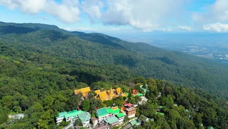 Wat-Phra-That-Doi-Suthep-Rodeado-De-Bosques-Siempre-Verdes-Y-Hermosas-Nubes-En-Un-Día-Claro-Y-Soleado-Con-Cielo-Azul