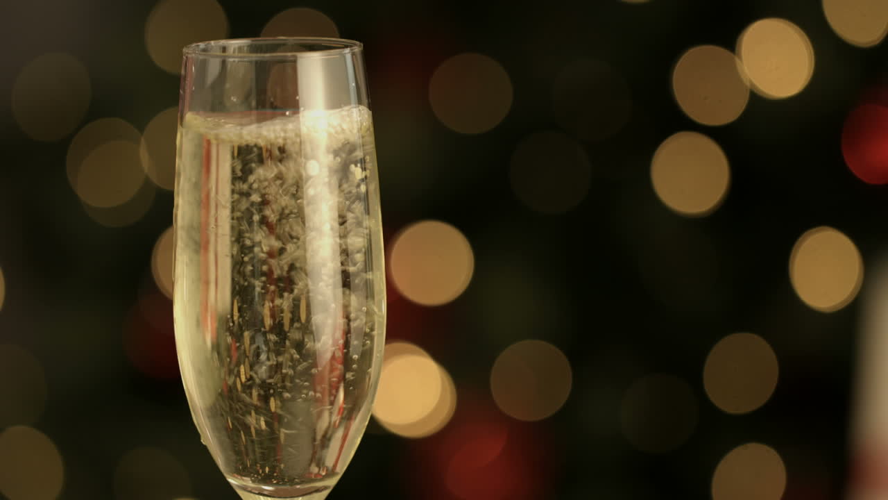 Flûte di champagne che viene riempita