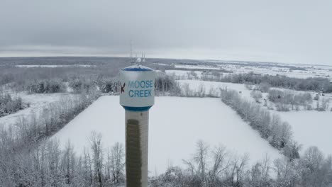 La-Torre-De-Agua-De-Moose-Creek-Se-Yergue-Sobre-El-Paisaje-Invernal-Plano-Cubierto-De-Nieve