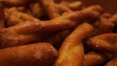 tiro macro giratorio de sabrosos giros de pretzel