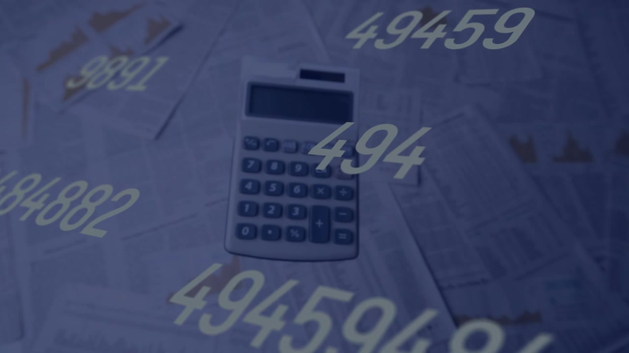 Animazione di numeri che cambiano su sfondo di calcolatrice che cade su documenti