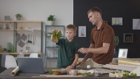 padre e hijo haciendo un proyecto de artesanía juntos