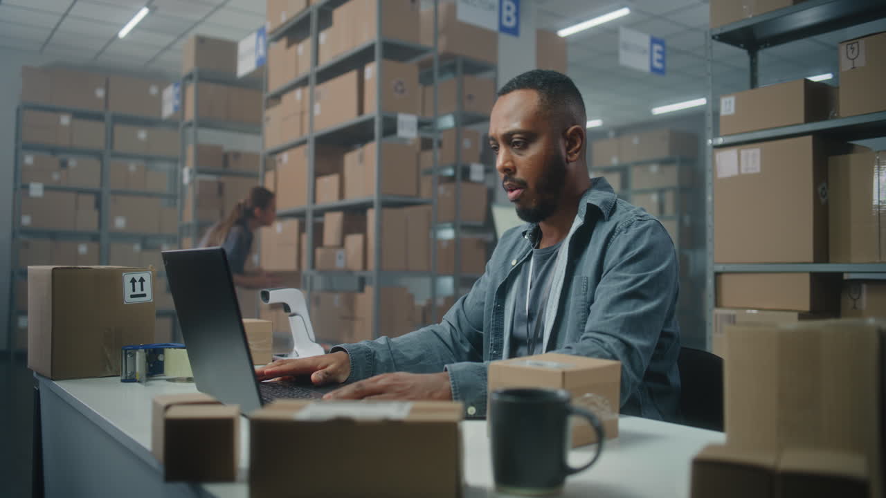 trabajador de almacén que procesa órdenes