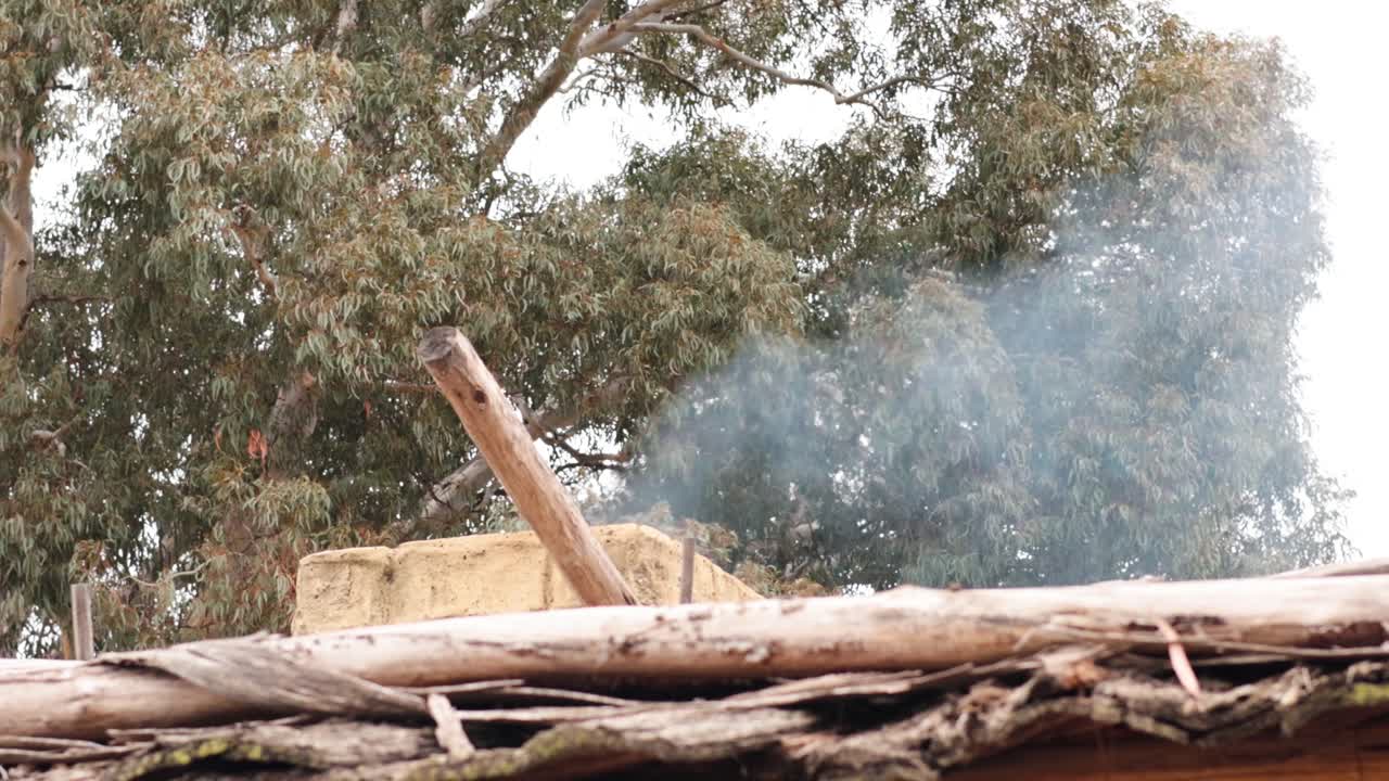발라라트 의 굴 에서 나오는 연기