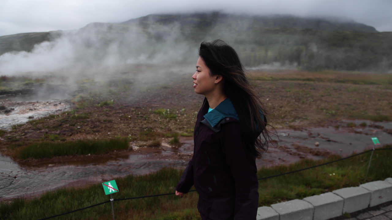 매력적인 젊은 아시아인을 따라가는 화려한 트래킹 샷