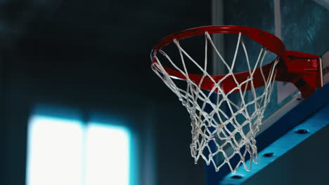 baloncesto pasando a través de la canasta en una arena deportiva. 4k uhd 60 fps lento mo