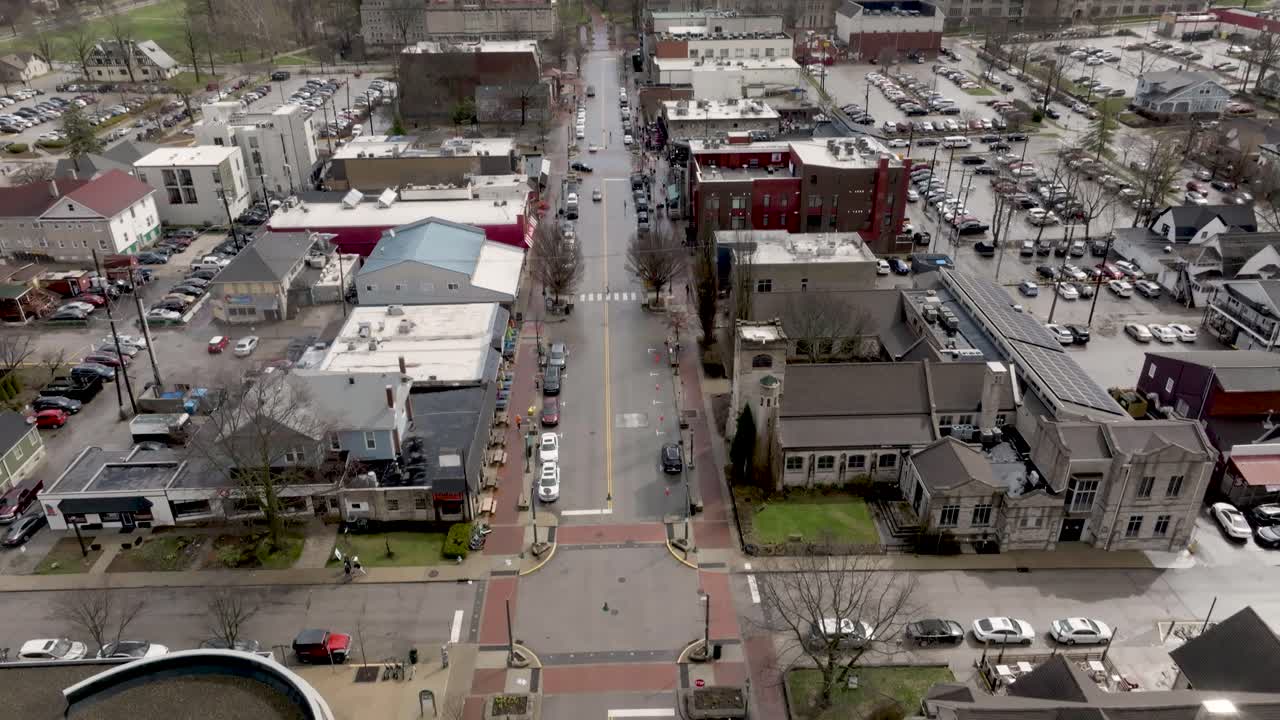 Centro de Bloomington, Indiana con video de dron inclinándose hacia arriba