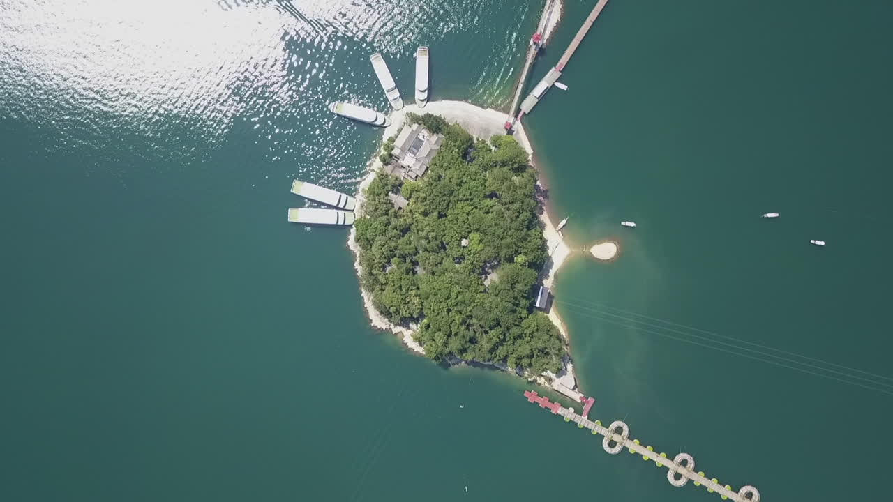 관광 보트는 중국 신안강 저수지의 작은 섬에 정박합니다.