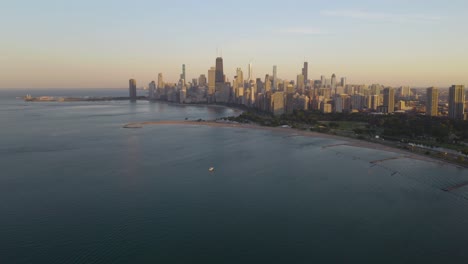 Drone-Volando-Muy-Por-Encima-Del-Lago-Michigan,-Paisaje-Urbano-De-Chicago-En-La-Distancia