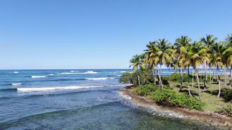 Mirando-Desde-El-Mar-Hasta-La-Playa-De-Samaná