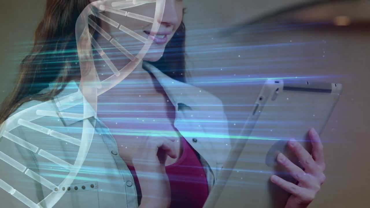 video de luz iluminada y hélice de adn girando sobre un doctor caucásico sonriente usando una tableta digital