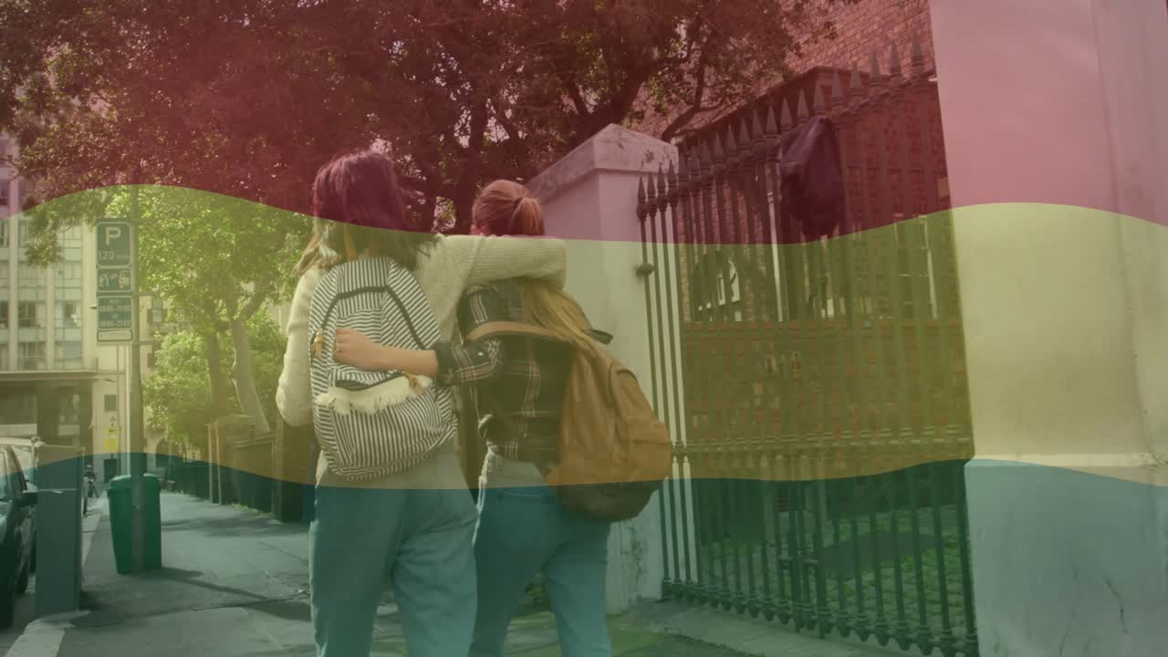 Due donne che scendono dal marciapiede cittadino, attivando un overlay di mappa animato nella tecnologia di navigazione.