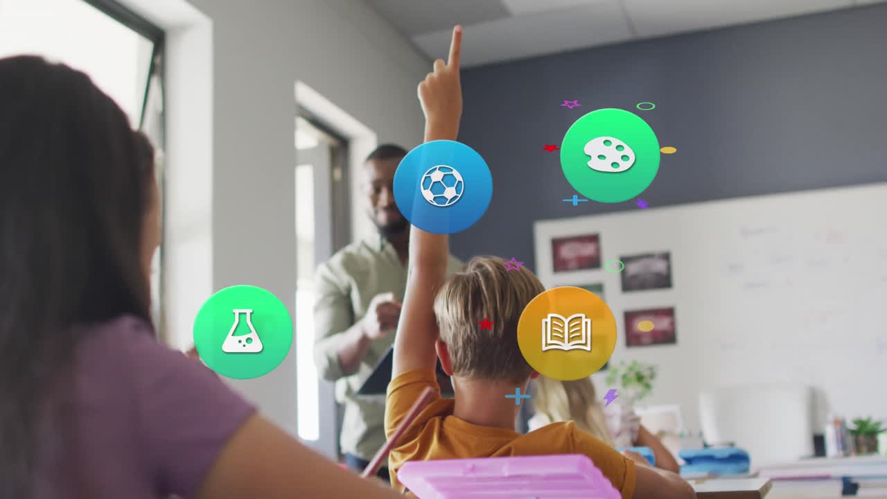 animación de iconos escolares sobre un maestro afroamericano y alumnos levantando las manos en clase