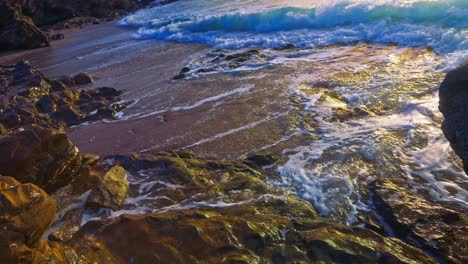 Olas-Oceánicas-En-Cámara-Lenta-De-Alto-ángulo-En-Una-Playa-Rocosa