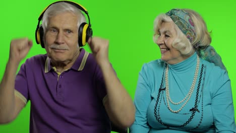la pareja de ancianos maduros, los abuelos de la familia, disfrutan hablando, abrazándose.