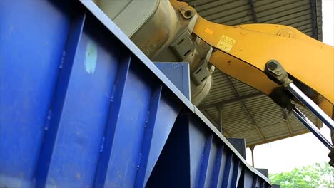 wheel loader transports materials to the cold bin at the asphalt mixing plant factory