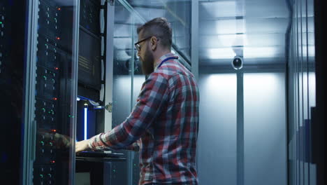 it technician working in a data center