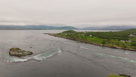 Tourist-boats-explore-strong-tidal-current-of-Saltstraumen,-Bodø,-Norway