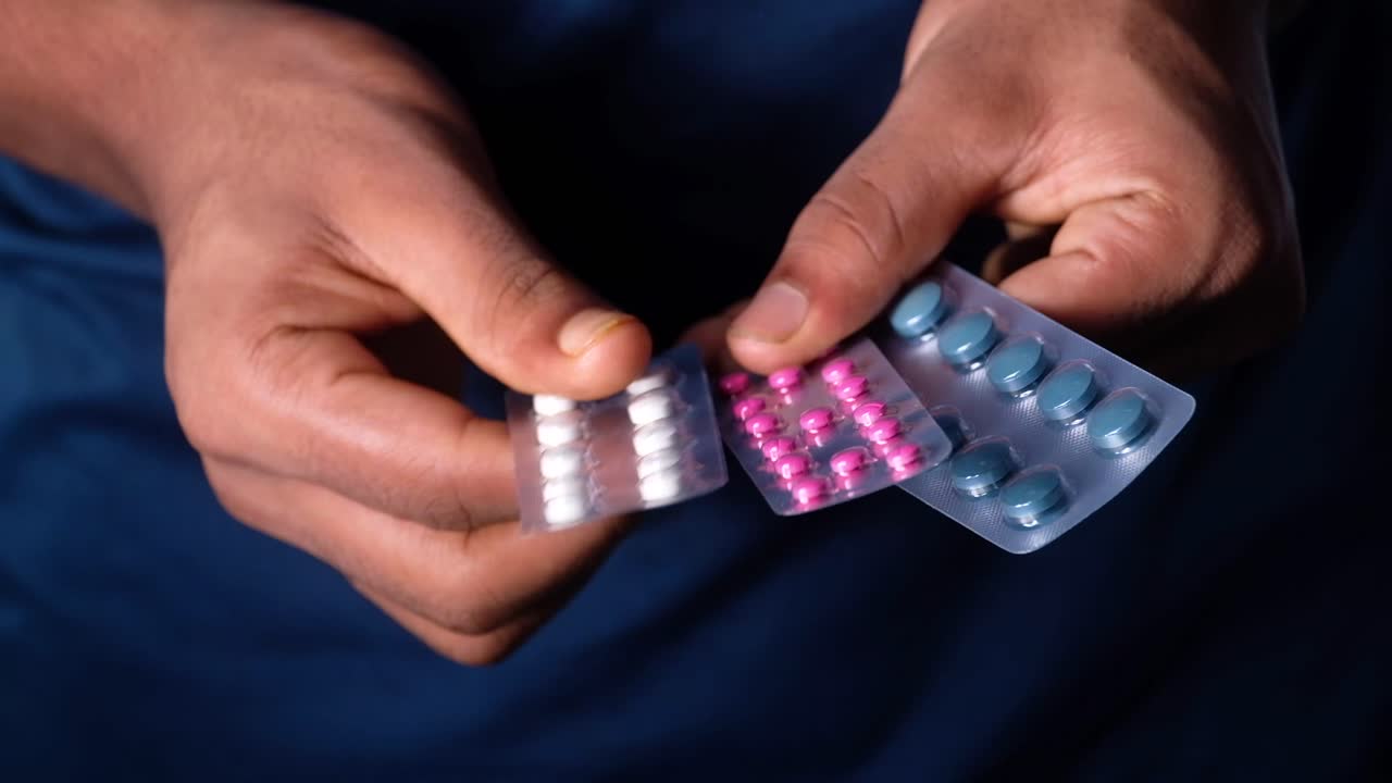 manos con diferentes paquetes de pastillas