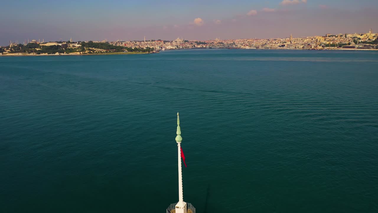 vista aérea de la torre de la virgen también conocida como la torre de leandro desde estambul.