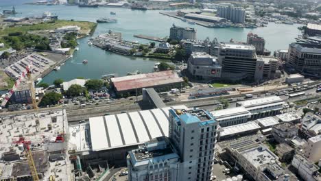 Toma-Aérea-Inclinada-Hacia-Abajo-De-La-Terminal-Urbana-De-Victoria-En-Port-Louis-Durante-El-Día-Soleado