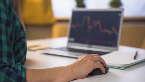 mujer siguiendo el gráfico financiero. inversión en el mercado de valores.