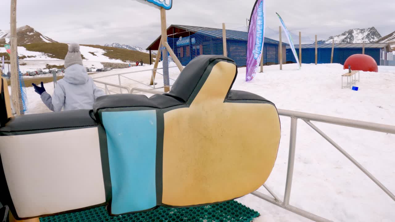 niño en una estación de esquí con un pulgar hacia arriba atracción