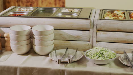 Buffet-Con-Una-Fila-De-Contenedores-Gastronómicos-En-Un-Restaurante-De-Autoservicio-Con-Todo-Incluido.