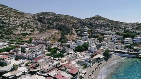 Hermosa-Vista-Desde-Un-Dron-Volando-Sobre-La-Playa-Y-La-Bahía-En-Matala-Creta-Grecia