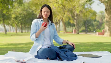 Indisches-Mädchen,-Das-Apfel-Isst