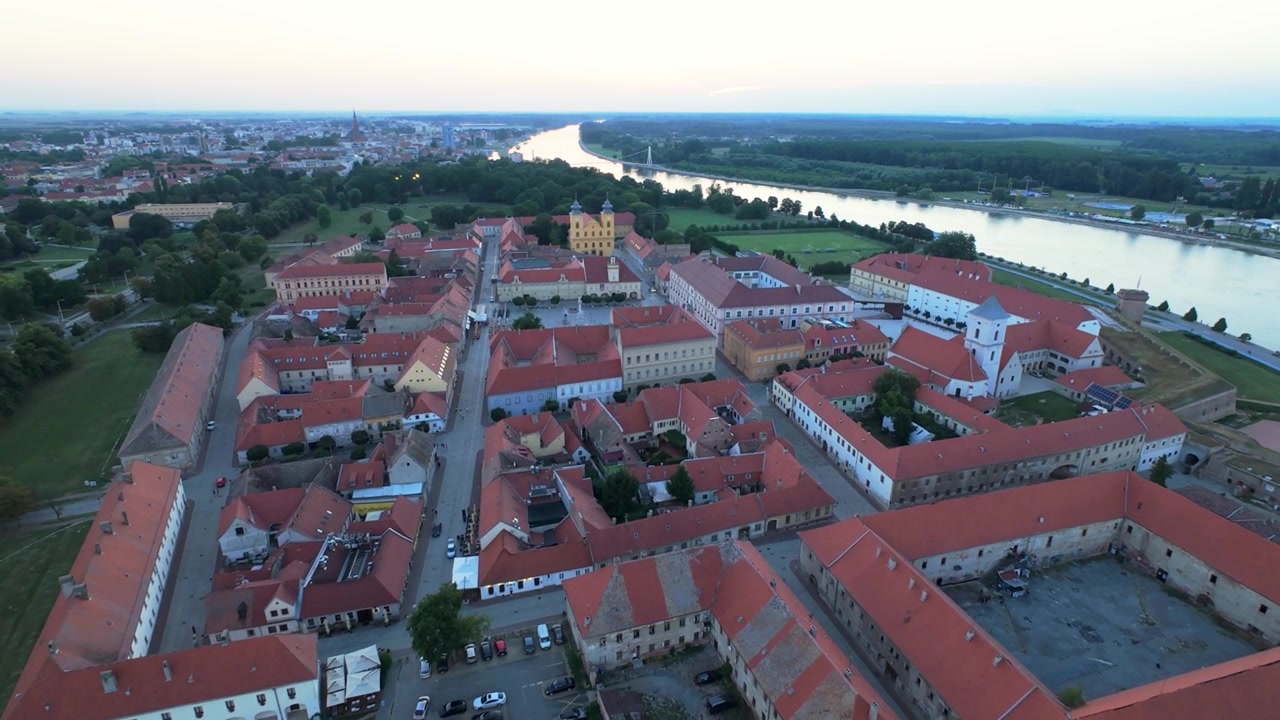 Volo drone sul centro storico di Osijek, Croazia, con il paesaggio urbano sullo sfondo, nel tardo pomeriggio