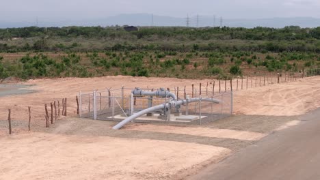 vista aérea alrededor de una tubería de gas natural cercada en un desierto remoto