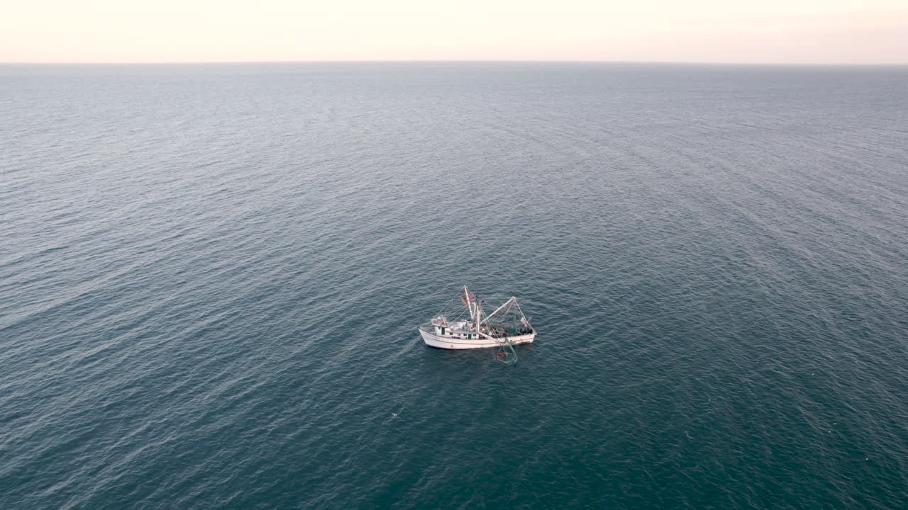 disparo aéreo disparo de dron bajando a un barco de camarón mientras pescaba en baja, méxico