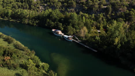 Barco-Para-El-Recorrido-Turístico-Atraca-En-La-Terminal-Del-Parque-Nacional-Krka-En-Croacia