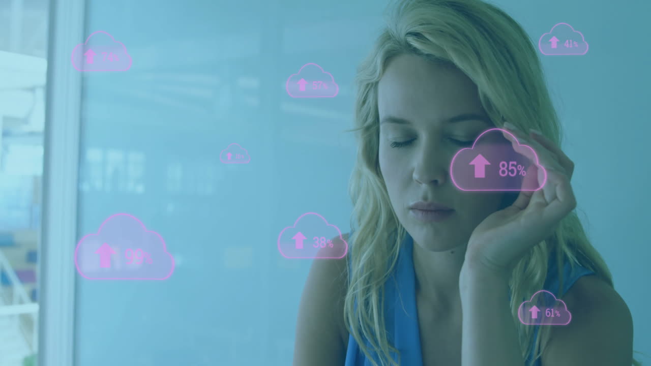 animación de nubes con procesamiento de datos sobre mujer de negocios caucásica en la oficina