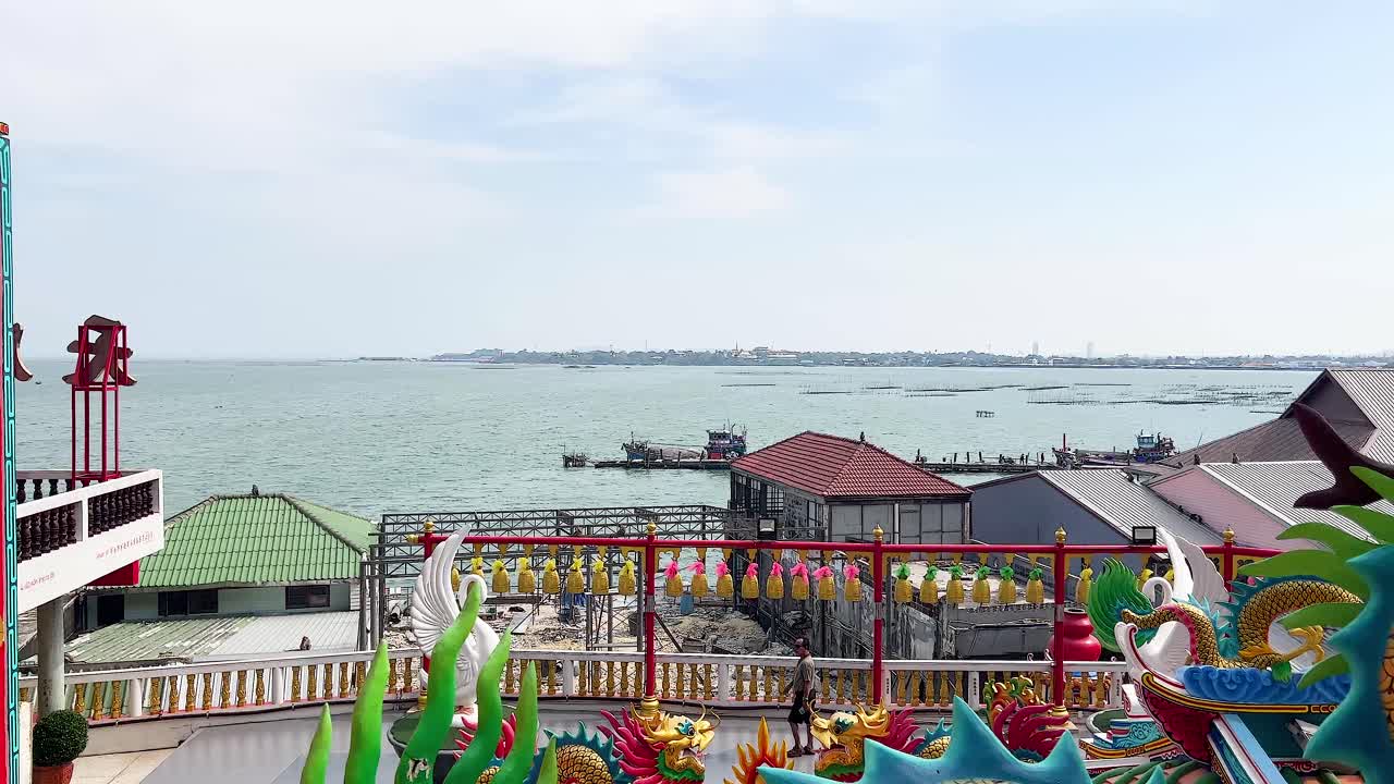 templo con vistas al mar en chonburi, tailandia