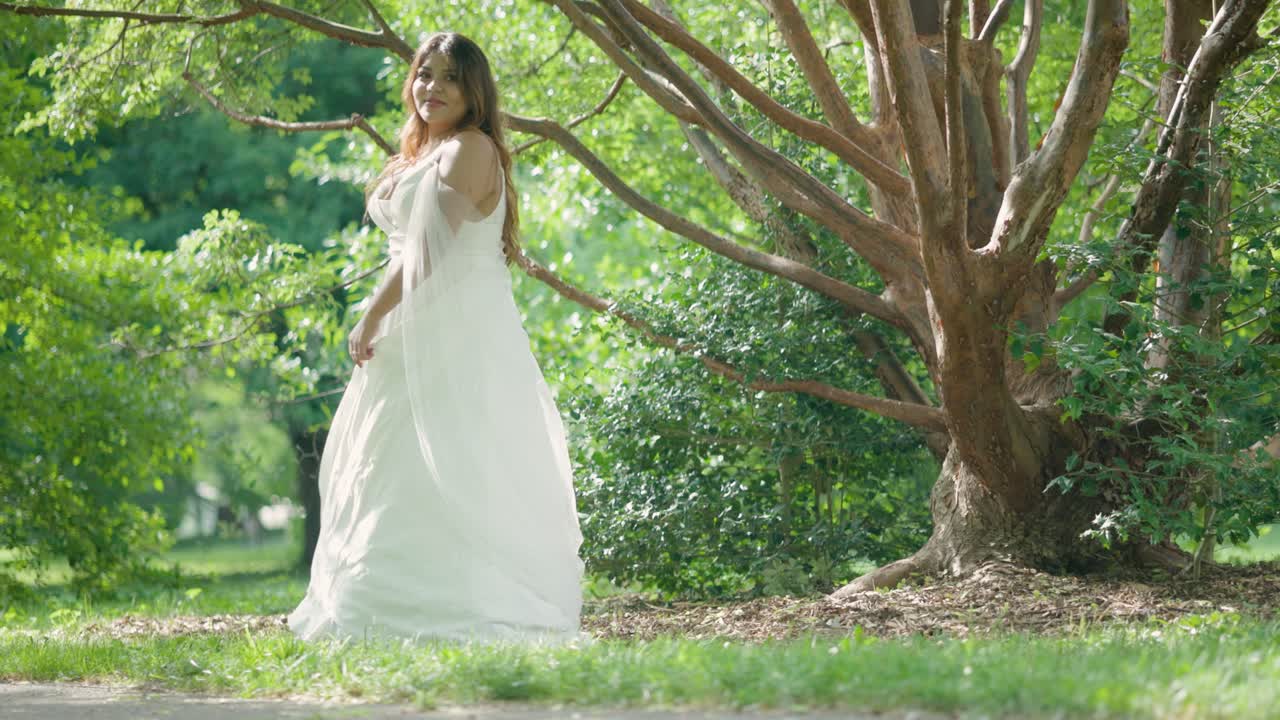 revelan hermosa novia latina en impresionante y hermoso vestido de novia