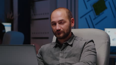 retrato de un hombre agotado, adicto al trabajo, gerente, escribiendo una estrategia financiera.