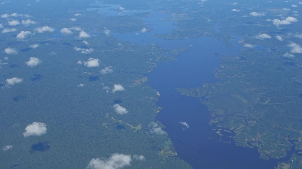 Vista aerea sull'immensa foresta pluviale amazzonica con un ampio fiume che attraversa la foresta. Amazonas, Brasile.