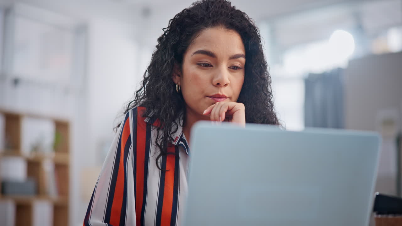 mujer trabajando en una computadora portátil en una oficina moderna