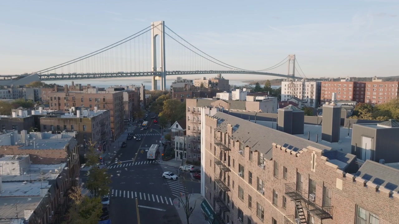 Veduta aerea di Bay Ridge, Brooklyn, in una mattina d'autunno. Riprese effettuate in una mattina d'autunno a New York City.