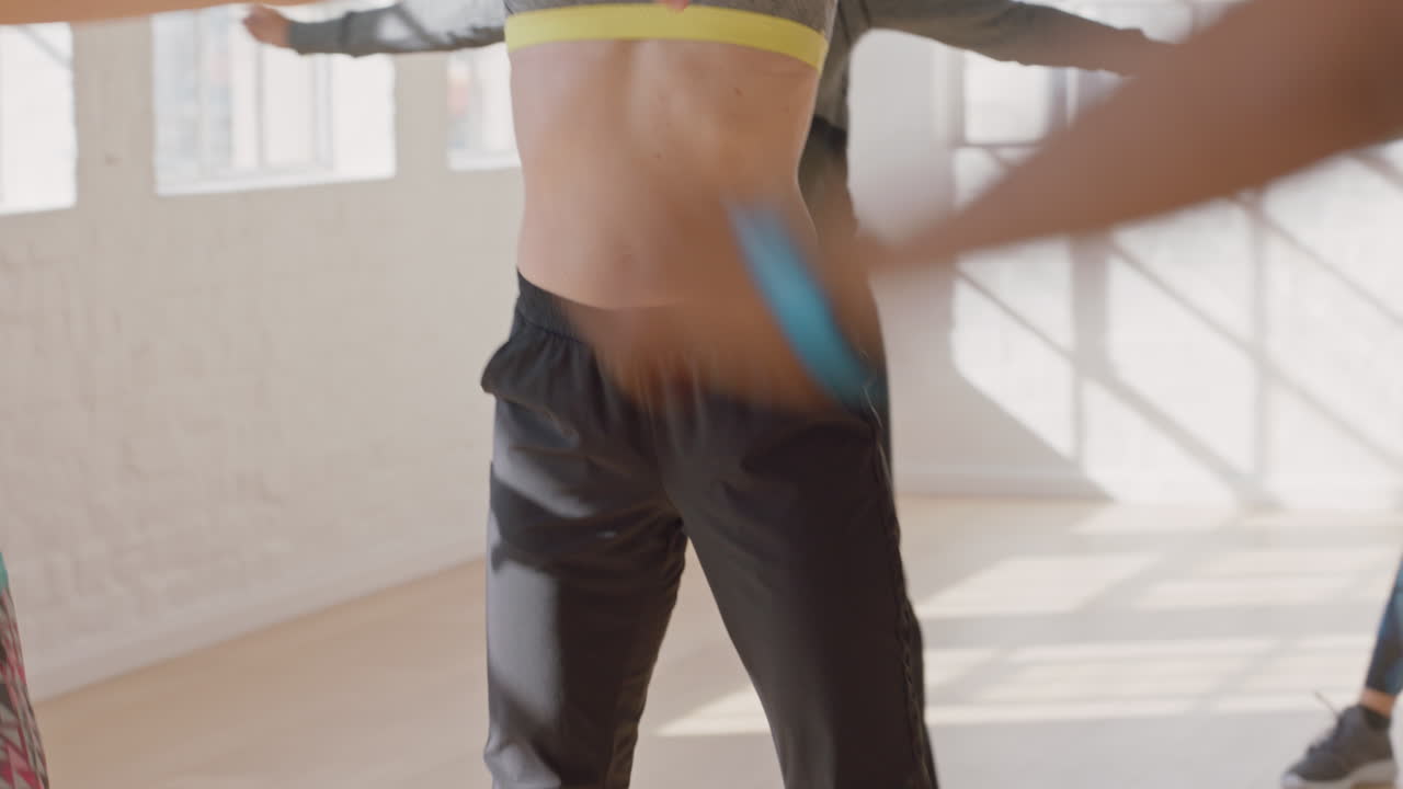 grupo de clase de baile de gente sana bailando disfrutando del ejercicio practicando movimientos de coreografía divirtiéndose en el gimnasio